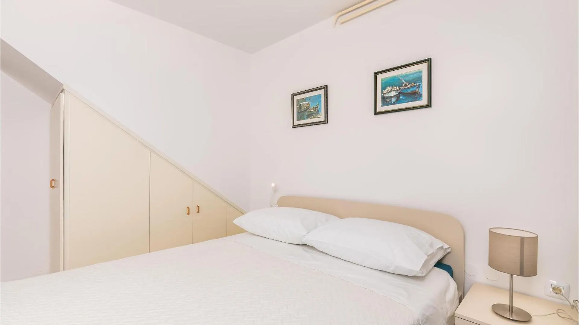 Сasa de vacaciones Gorgeous Home In Jurandvor With Kitchen